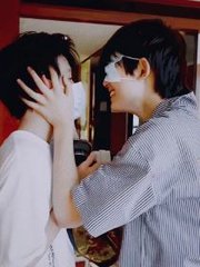 在车上做运动打扑克视频